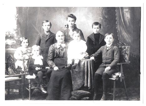 1908.. - clockwise from top left - Rob's father Wilfred (Bapop) W, Violet, Wesley, Otto, (baby), Rob's Grandma Mary (Love) Wiegand, Gordon, Gertie.jpg